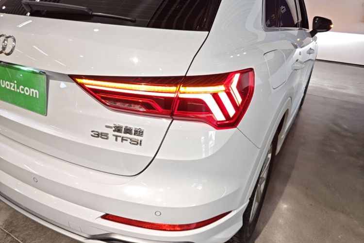 Audi Q3 2019 car image #8