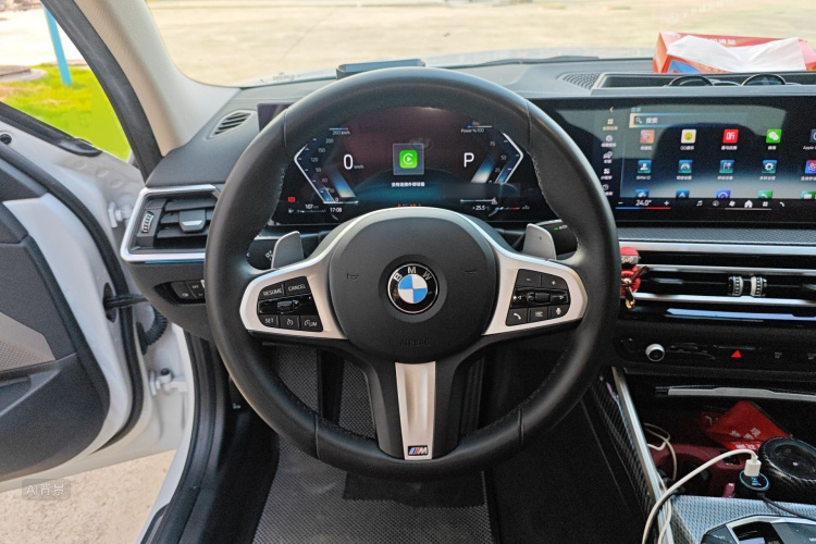 BMW 3 Series 2024 صورة سيارة #12