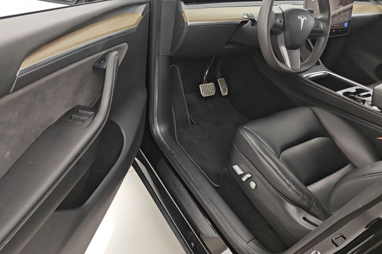 Tesla Model Y 2022 car image #16
