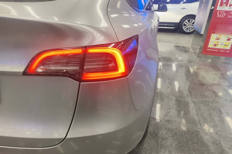 Tesla Model Y 2024 car image #8
