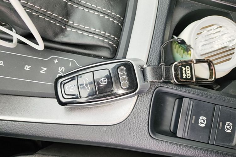 Audi Q3 2020 car image #9