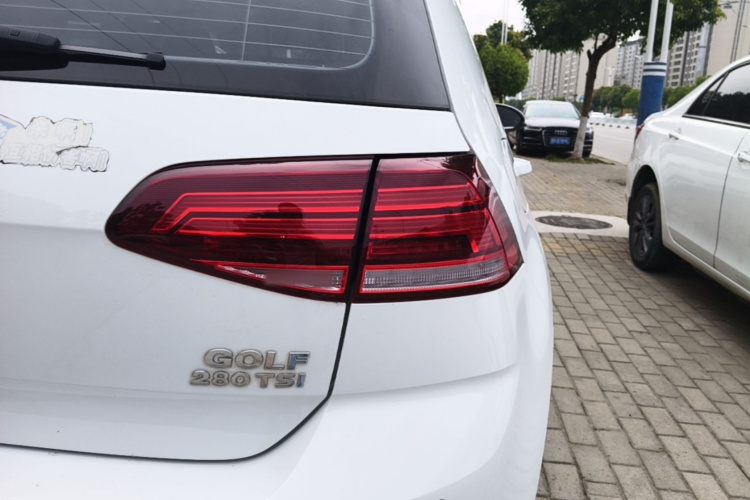 Volkswagen Golf 2020 car image #8