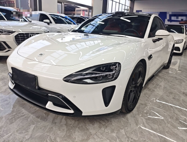 MI SU7 2025 immagine di auto 