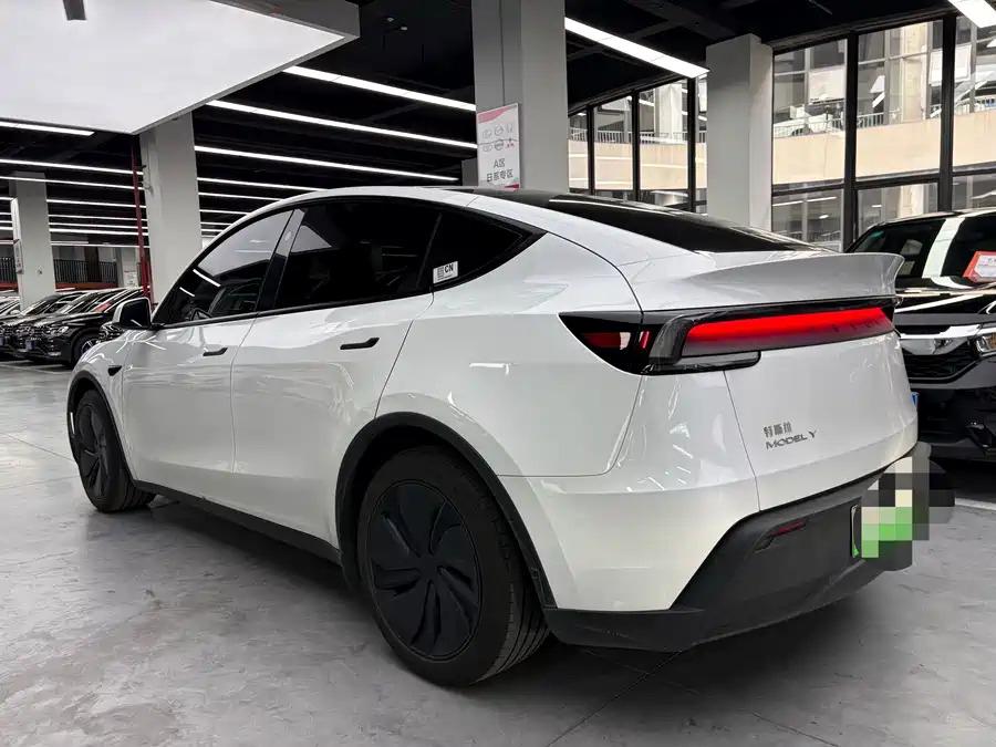 Tesla Model Y 2025 #5 Tesla Model Y 2025 car image #5