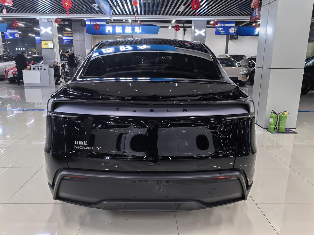 Tesla Model Y 2026 #5 Tesla Model Y 2026 car image #5