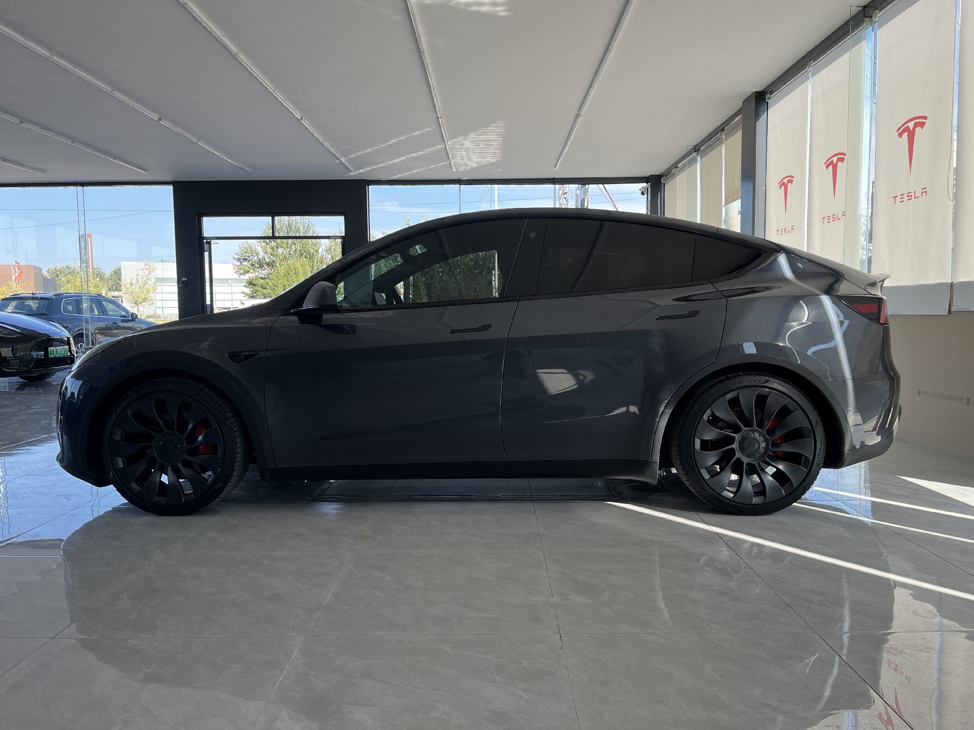 Tesla Model Y 2023 #2 Tesla Model Y 2023 car image #2