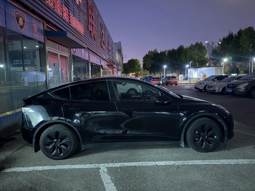 Tesla Model Y 2022 #5 Tesla Model Y 2022 car image #5