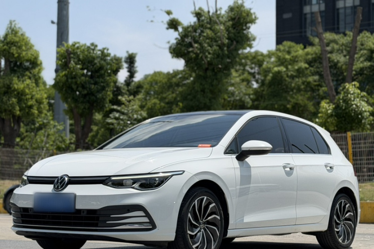 Volkswagen Golf 2023 car image #2