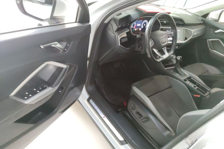 Audi Q3 2021 car image #16