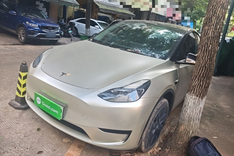 Tesla Model Y 2023 car image #2