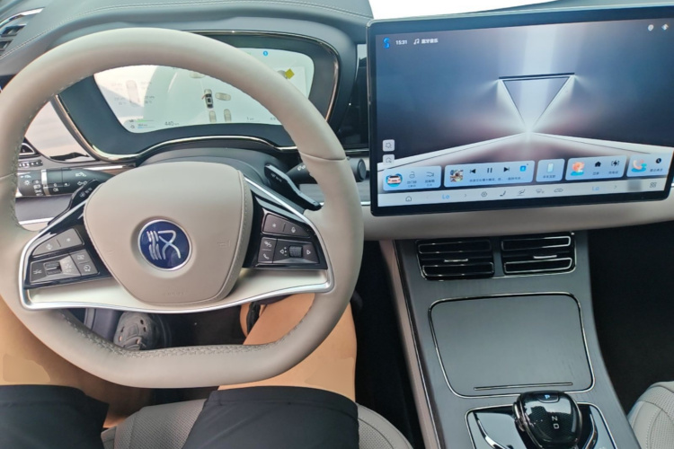 BYD Han 2025 car image #10