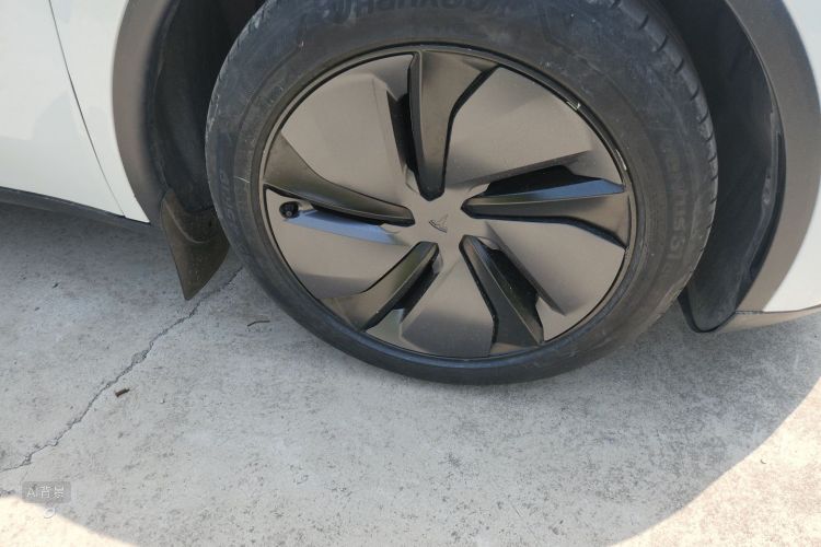 Tesla Model Y 2025 #9 Tesla Model Y 2025 car image #9