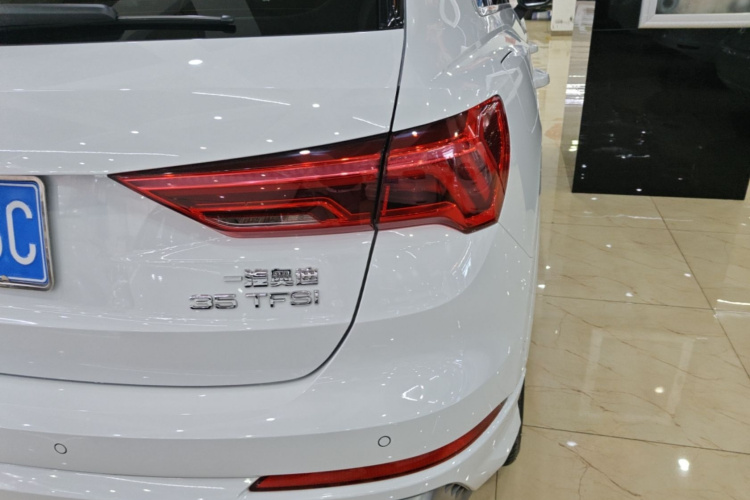 Audi Q3 2022 car image #8
