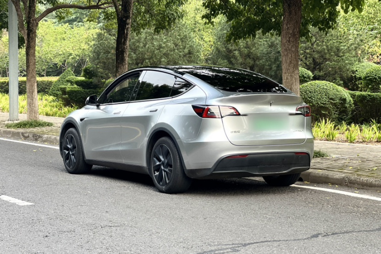 Tesla Model Y 2024 #4 Tesla Model Y 2024 car image #4