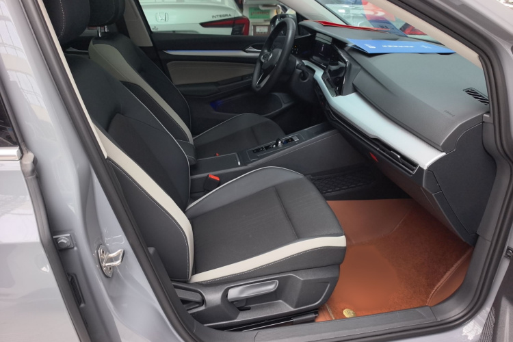 Volkswagen Golf 2023 car image #26