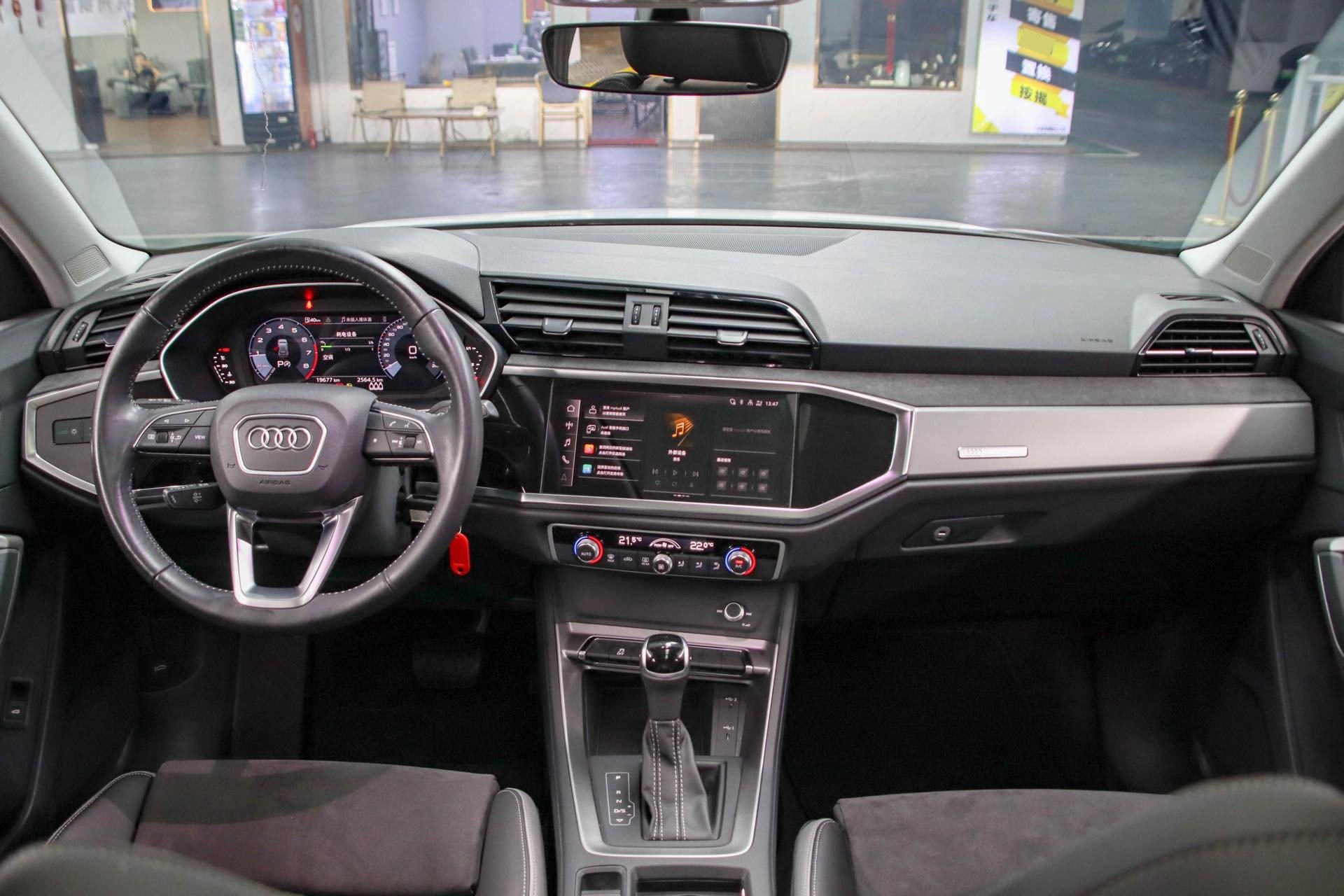 Audi Q3 2022 car image #3