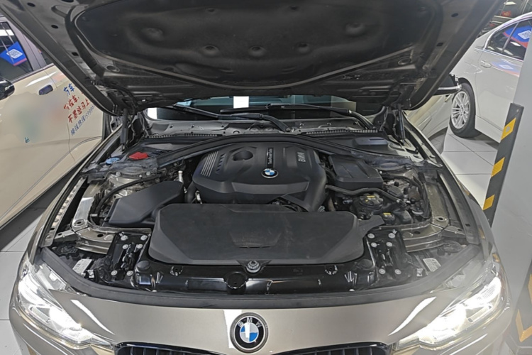 BMW 3 Series 2018 car image #22