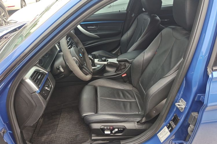 BMW 3 Series 2018 car image #19