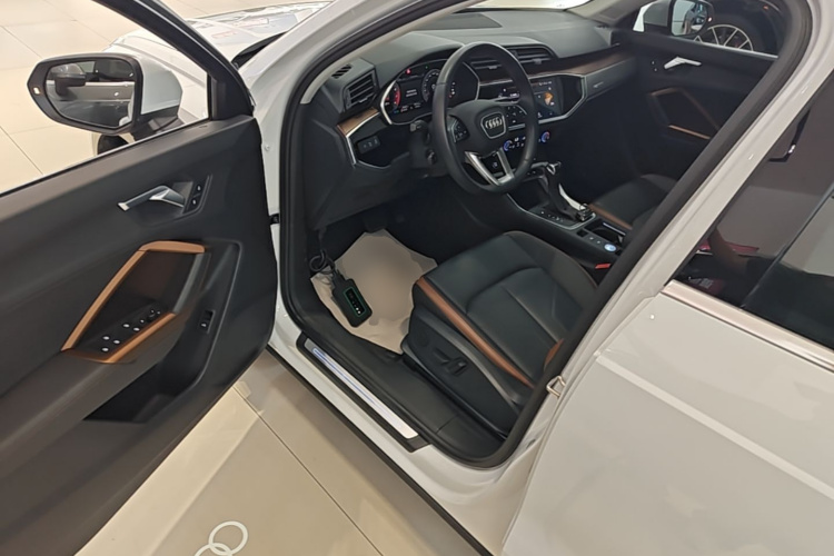 Audi Q3 2023 car image #12