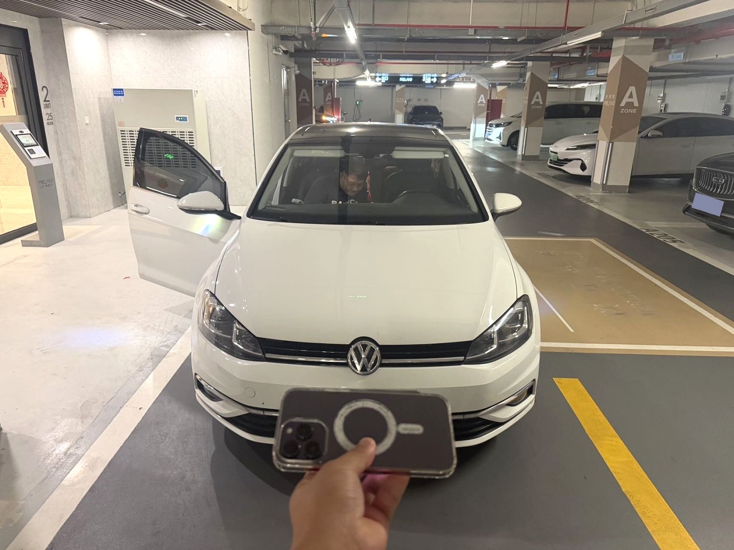 Volkswagen Golf 2020 car image #2