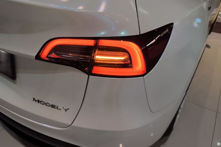 Tesla Model Y 2023 #8 Tesla Model Y 2023 car image #8