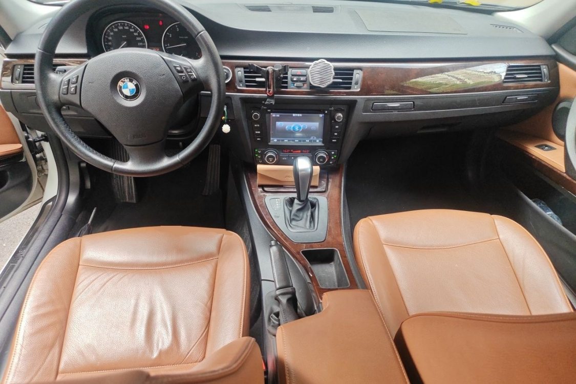 BMW 3 Series 2011 car image #23