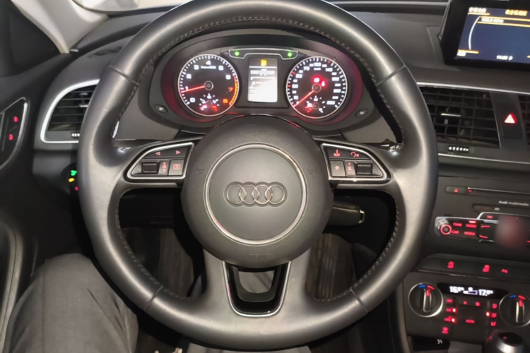 Audi Q3 2018 car image #11