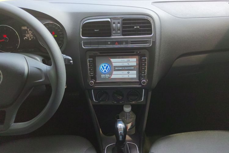 Volkswagen Polo 2015 car image #13
