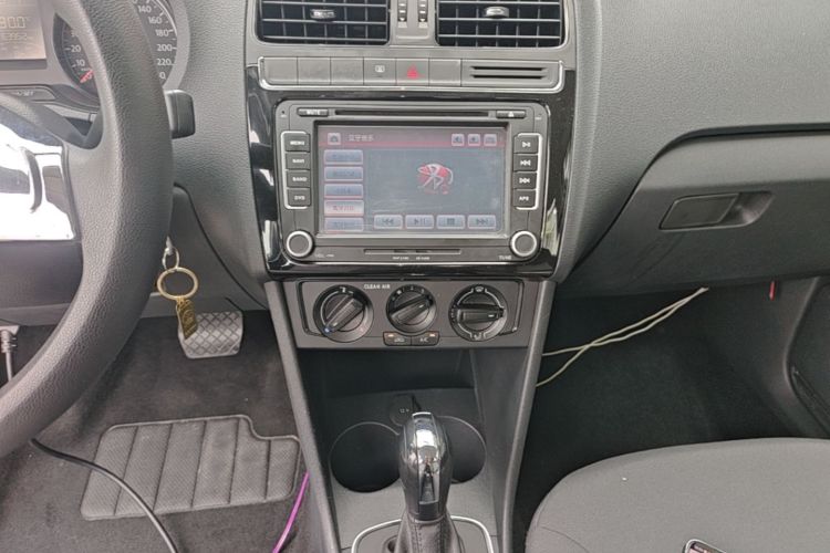 Volkswagen Polo 2016 car image #13