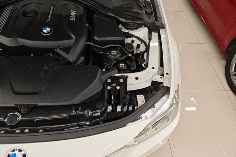BMW 3 Series 2018 car image #24