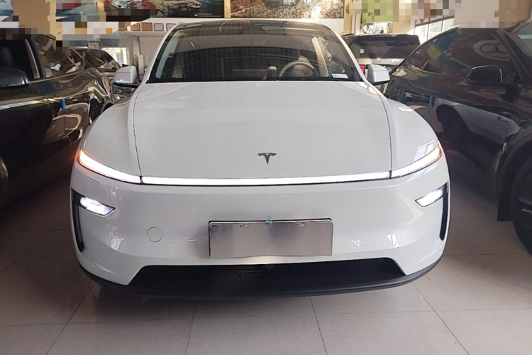Tesla Model Y 2025 #3 Tesla Model Y 2025 car image #3