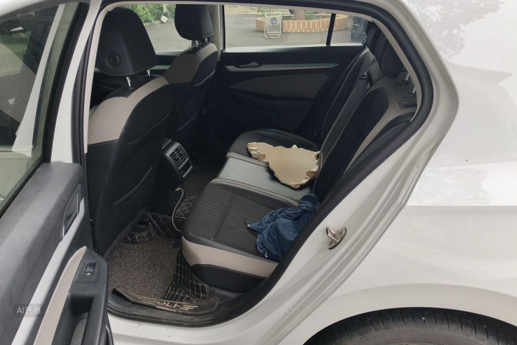 Volkswagen Golf 2021 car image #19