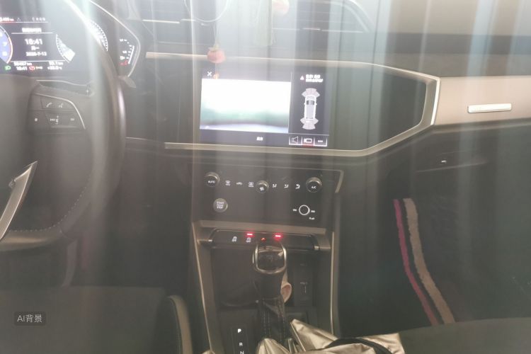 Audi Q3 2020 car image #15