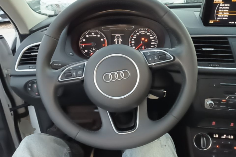 Audi Q3 2019 car image #15
