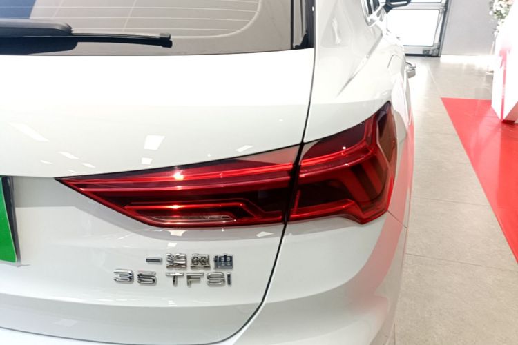 Audi Q3 2025 car image #8