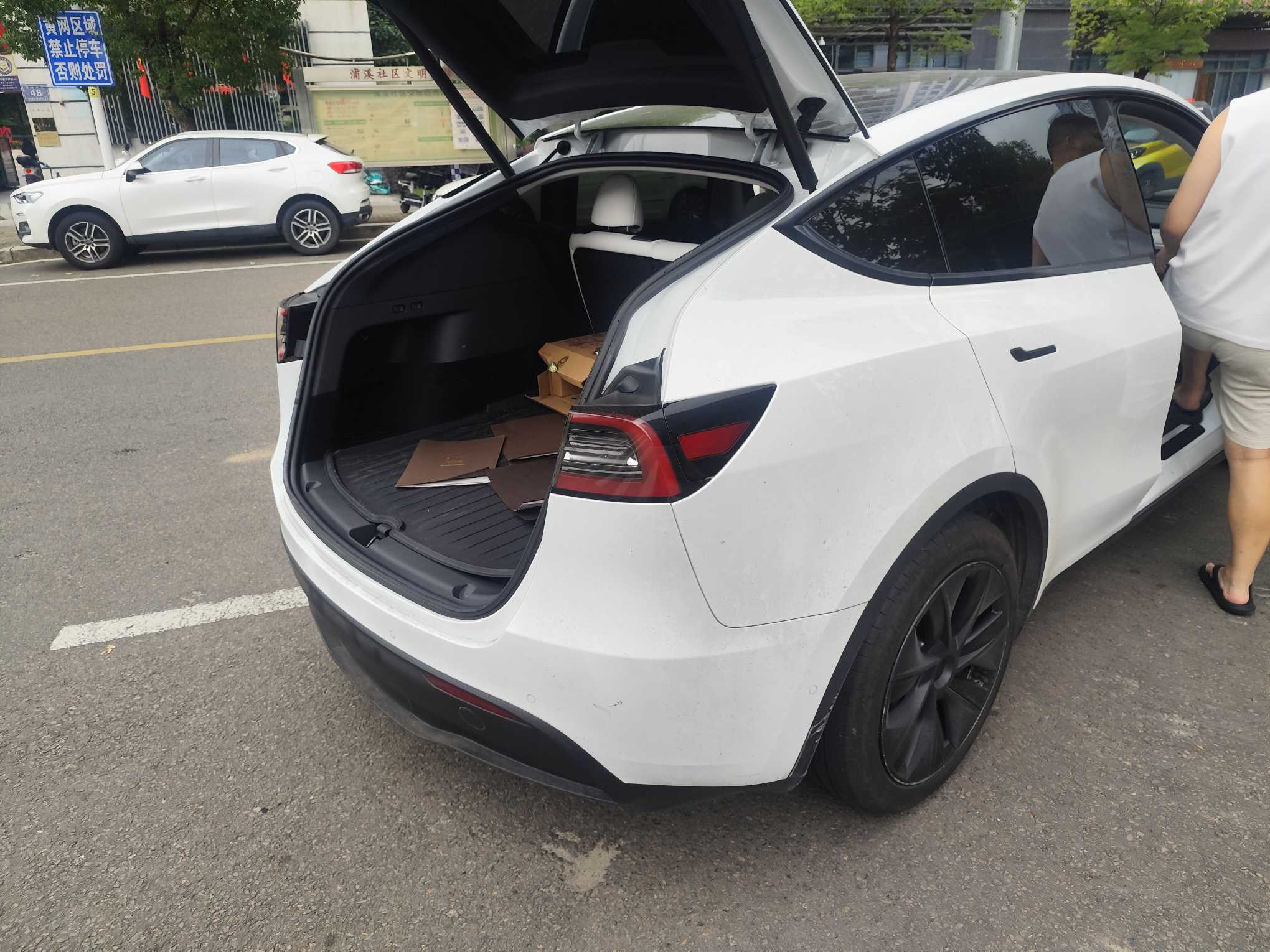 Tesla Model Y 2023 imagem de carro #9