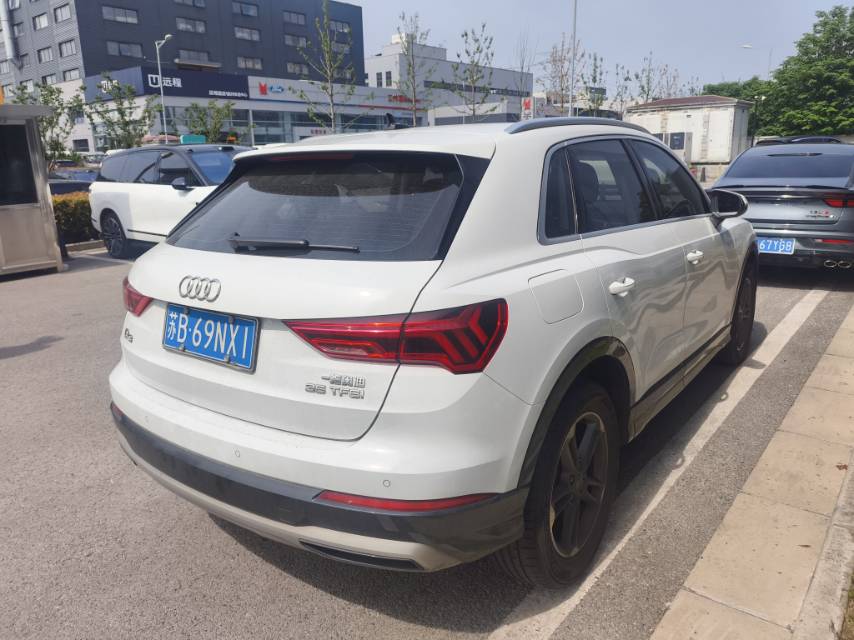 Audi Q3 2021 car image #9