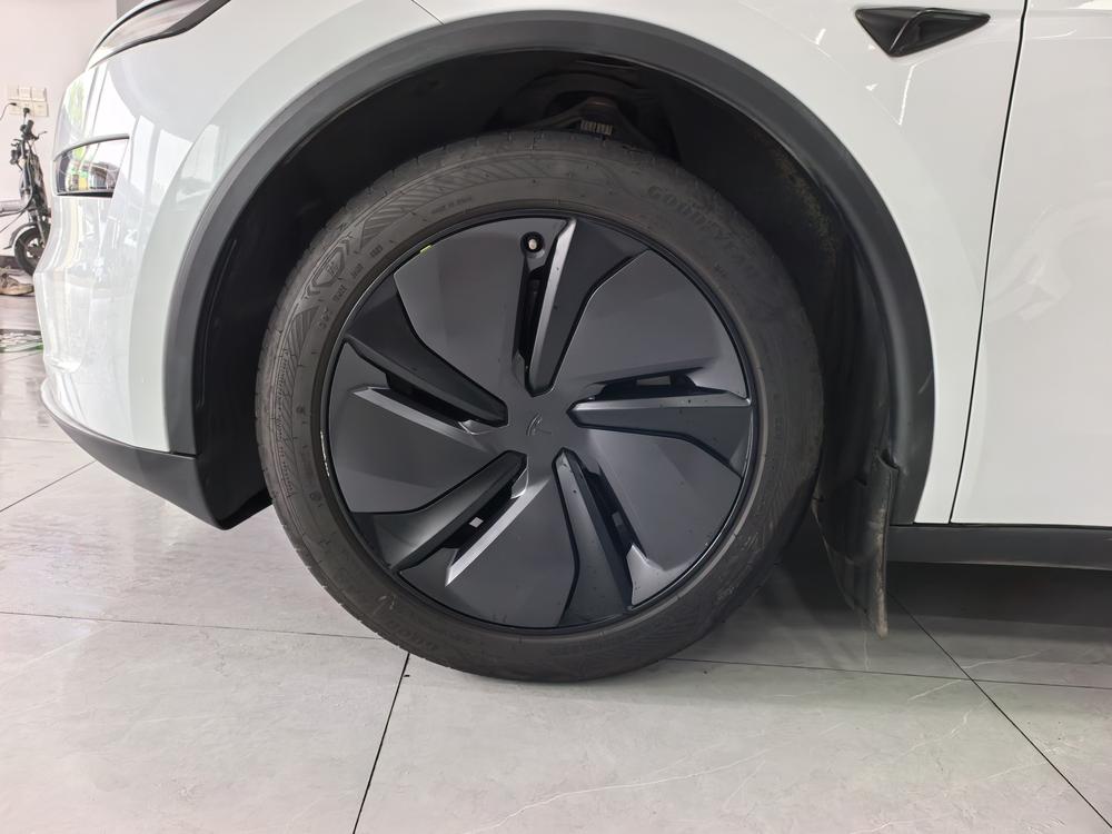 Tesla Model Y 2025 car image #9