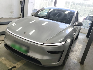 Tesla Model Y 2025 immagine di auto 