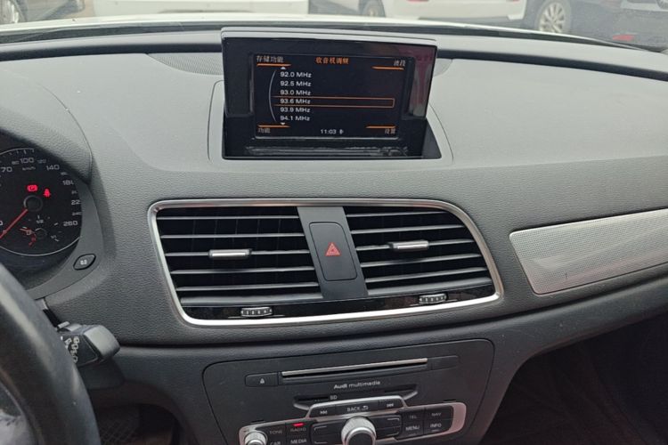 Audi Q3 2017 car image #15