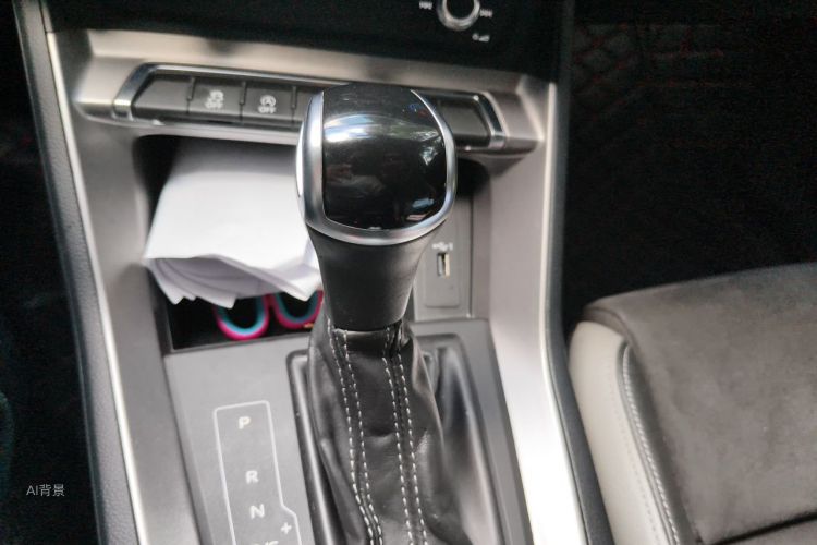 Audi Q3 2019 car image #16