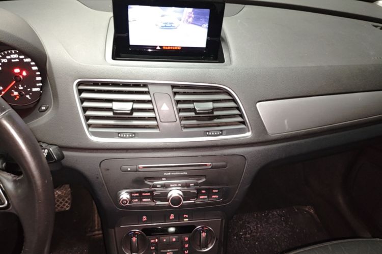Audi Q3 2017 car image #13