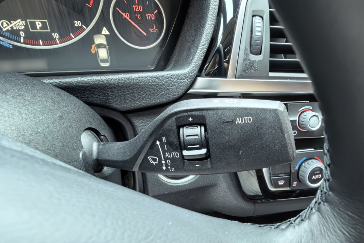 BMW 3 Series 2018 car image #28