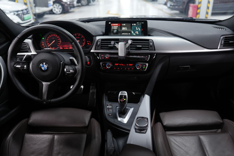 BMW 3 Series 2018 car image #9