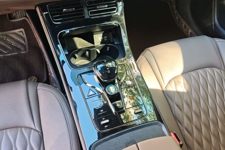 BYD Han 2023 car image #18