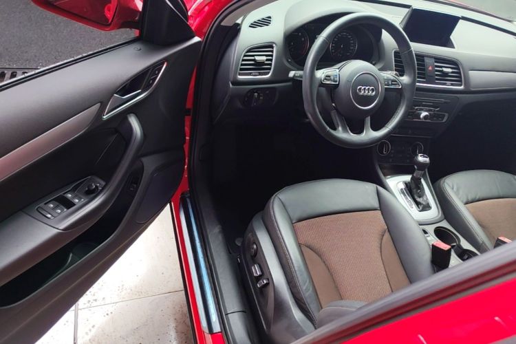 Audi Q3 2018 car image #16