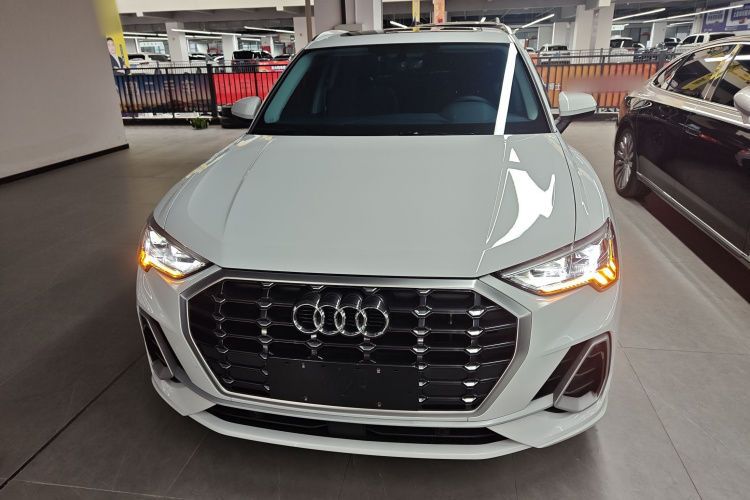 Audi Q3 2023 car image #3