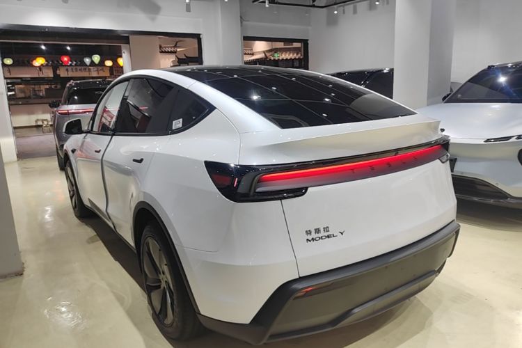 Tesla Model Y 2026 car image #5