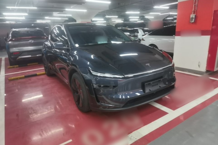 Tesla Model Y 2025 #4 Tesla Model Y 2025 car image #4