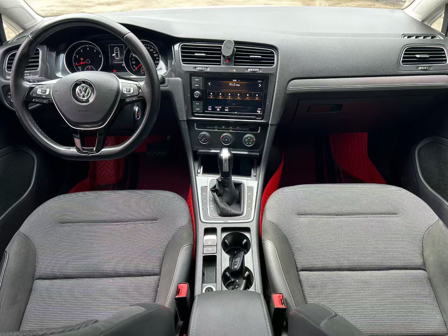 Volkswagen Golf 2019 car image #9